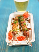 Veal brochettes with tomatoes and parsley