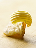 Butterlocke auf einem Stückchen Weißbrot