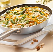 Reispfanne mit grünem Spargel und Erdnüssen