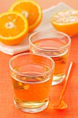 Orangensirup in Gläsern