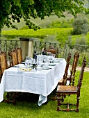 Im Freien gedeckter Tisch mit Blick in die toskanische Landschaft