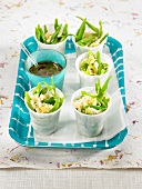 Salat mit Basmatireis, grünen Bohnen und zerkrümeltem Ei, Shoyu-Sojasauce