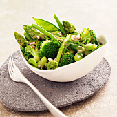 Grüner Gemüsesalat mit Brokkoli, Zuckerschoten und Spargel