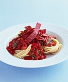 Spaghetti mit Basilikum-Tomatensauce und Salami