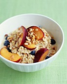 Haferflocken-Porridge mit Nektarinen, Heidelbeeren und Haselnüssen