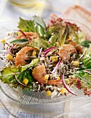 Gemischter Salat mit Reis, Mais und Shrimps