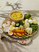 Aioli und Zutaten zum Dippen (Gemüse, Eier, Fisch etc.)