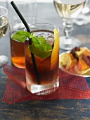 Cocktail Jai Alai mit rotem Wermut, Gin, Ingwer und Triple Sec-Orangenlikör
