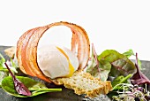 Gemischter Salat mit knusprigem Speck und pochiertem Ei