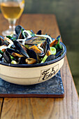Mussels with white wine and leeks
