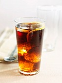Cola im Glas mit Eiswürfeln