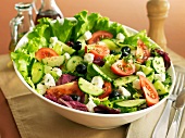 Griechischer Salat mit Gurke, Tomate, Feta und schwarzen Oliven