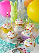 Cupcakes mit Geburtstagskerzen