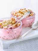 Zwieback-Crumble mit Moosbeeren und fettarmer Sahne