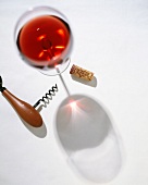 Glas Wein von oben mit Korken und Korkenzieher