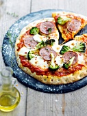 Pizza mit Brokkoli und Fleischwurst