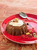 Gestürzter Schokoladenpudding mit Kuzu, Kakao und Pistazien (vegan)