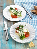 Grüner Spargel und Tomaten mit Parmesansauce und Oregano