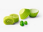 Grüne Bonbons und Pralinenförmchen aus Papier