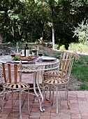 Gedeckter Tisch für das Mittagessen auf einer Terrasse in der Toskana