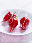 Kandierte Erdbeeren am Stiel mit Zuckerfäden