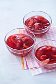 Erdbeersalat mit Hibiskusgelee