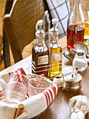 Menage mit Essig und Öl auf Tisch einer Brasserie