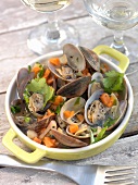 Littleneck clams with onions and carrots