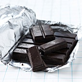 Tafel dunkle Schokolade im Schokoladenpapier