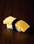 Sushi mit japanischem Omelett
