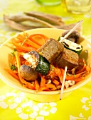 Seitan-Spiesse mit Zucchini und Champignons auf Karotten mit Walnüssen