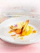 Desserteller mit fruchtigen Leckereien mit Orange und Kumquat