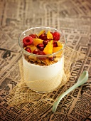 Orange blossom-flavored curdled milk with corn flakes and fresh fruit