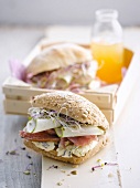 Sandwich mit Speck, Birne und Gorgonzola