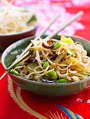 Sauteed noodles with broad beans and onions