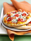 Zwei Tomaten-Pizzen mit Mozzarella