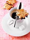 Mandel-Schoko-Kekse und eine Tasse Kaffee