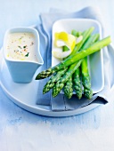 Steamed asparagus with white sauce