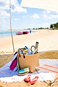 Picknickkorb unter Sonnensegel am Strand