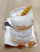 Birnen-Zimt-Joghurt mit Sesamkaramell