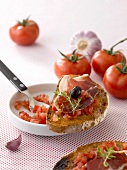 Knoblauch-Crostini mit Tomate und Pata negra