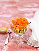 Erfrischender Salat mit Avocado und geraspelten Karotten