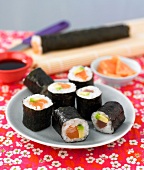 Maki Sushi mit Lachs, Thunfisch und Avocado