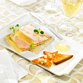 Foie Gras in Muskataspik mit Toastecken