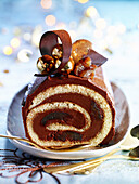 Französicher Baumstammkuchen mit Schokolade und kandierten Kastanien