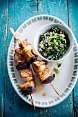 Turkey brochettes with mixed spinach and quinoa