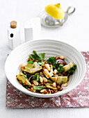 Salat mit Dinkel, weißen Bohnen und Artischocken
