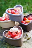 Rhabarber-Erdbeer-Süppchen mit Mouthe-Macaron-Eis