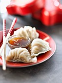 Chinesische Teigtaschen mit Nuoc-Mâm-Fischsauce