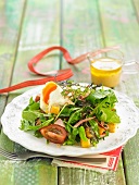 Salade Lyonnaise (Salat mit Speck, Croûtons und pochiertem Ei)
